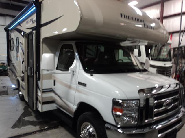 2015 Thor Motor Coach Freedom Elite Photo