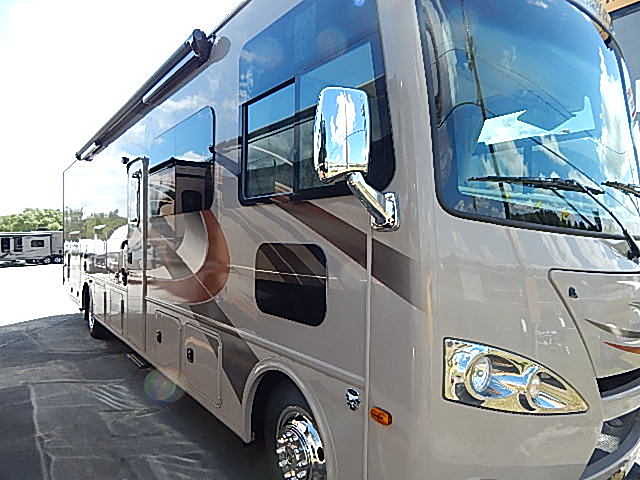 2016 Thor Motor Coach Hurricane Photo