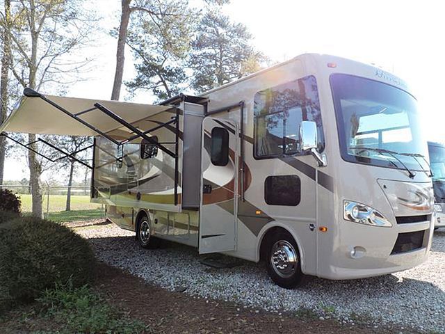 2015 Thor Motor Coach Hurricane Photo