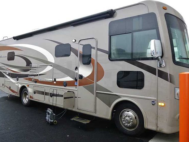 15 Thor Motor Coach Hurricane