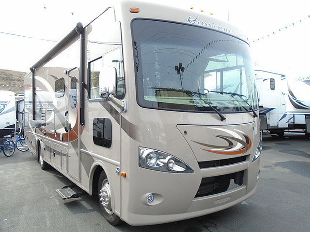 15 Thor Motor Coach Hurricane