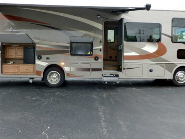 2015 Thor Motor Coach Hurricane Photo