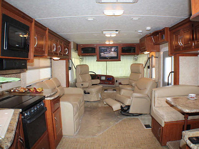 2009 Thor Motor Coach Hurricane Photo