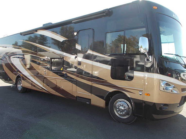 2015 Thor Motor Coach Hurricane Photo