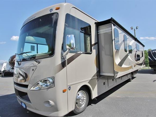 2015 Thor Motor Coach Hurricane Photo
