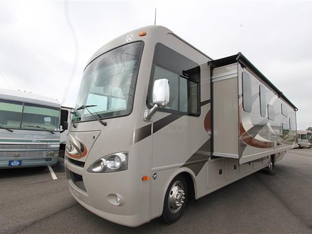 2016 Thor Motor Coach Hurricane Photo
