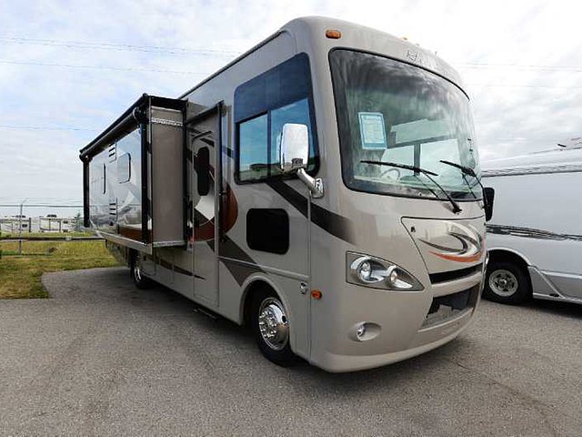 2015 Thor Motor Coach Hurricane Photo