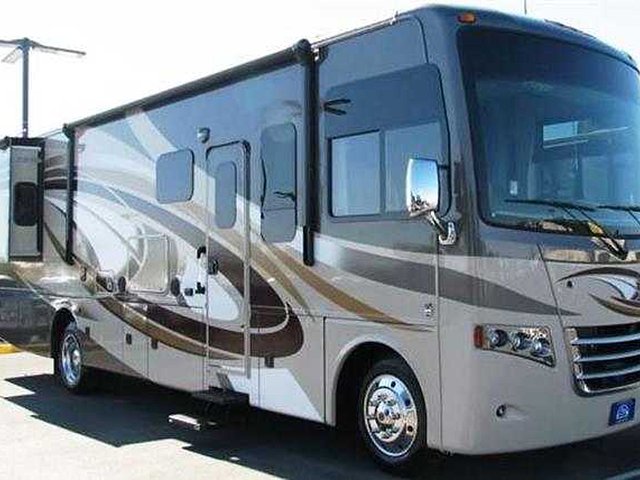 2015 Thor Motor Coach Miramar Photo