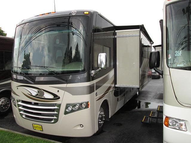 2015 Thor Motor Coach Miramar Photo