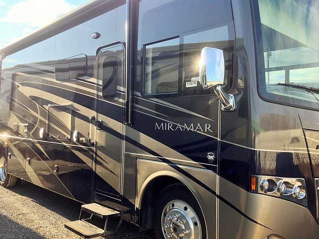 2015 Thor Motor Coach Miramar Photo