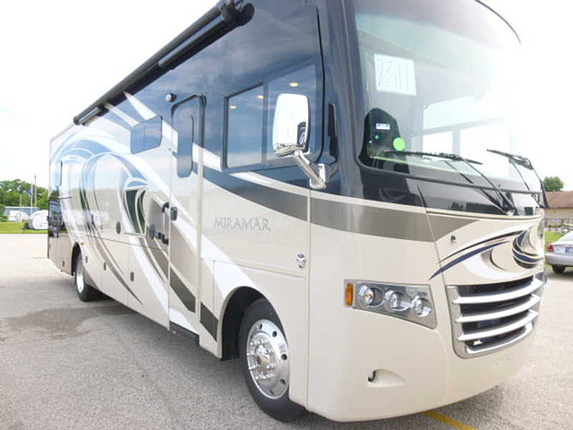 2016 Thor Motor Coach Miramar Photo