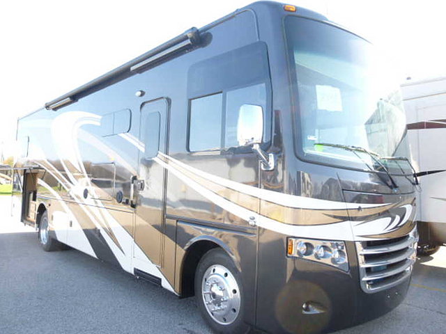 2016 Thor Motor Coach Miramar Photo