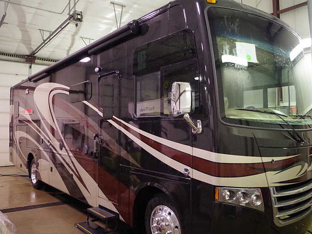 2016 Thor Motor Coach Miramar Photo