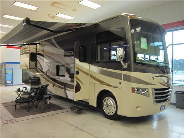 2015 Thor Motor Coach Miramar Photo