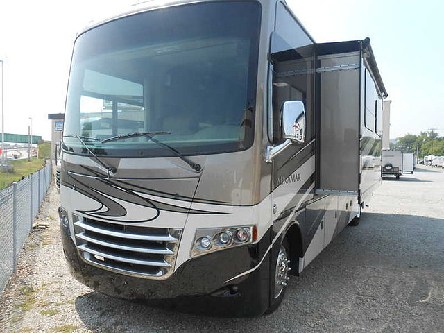 2015 Thor Motor Coach Miramar Photo