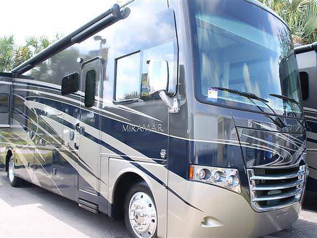 2015 Thor Motor Coach Miramar Photo