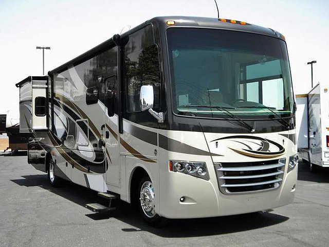 2015 Thor Motor Coach Miramar Photo
