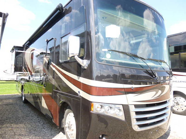 2016 Thor Motor Coach Miramar Photo