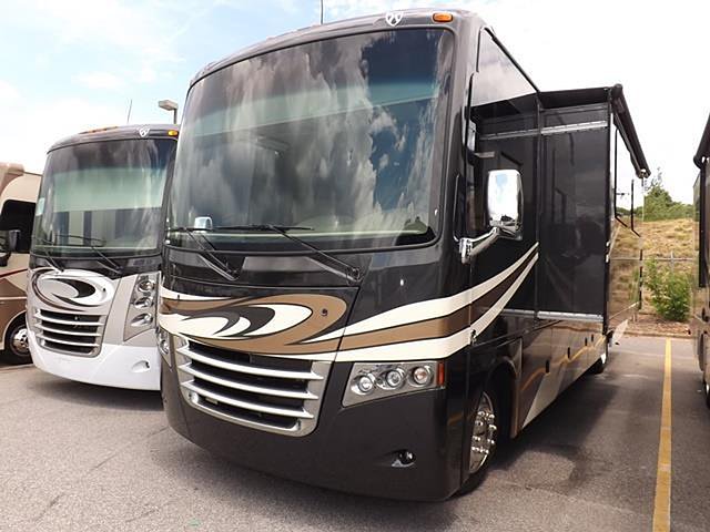 2016 Thor Motor Coach Miramar Photo