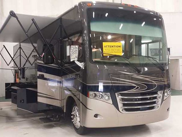 2015 Thor Motor Coach Miramar Photo