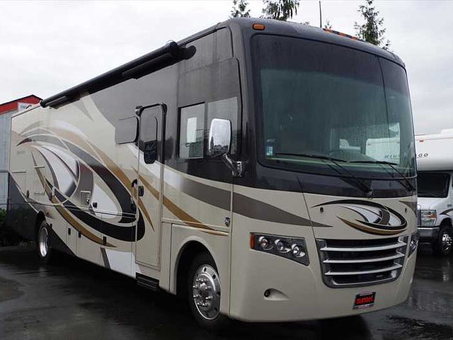 2015 Thor Motor Coach Miramar Photo