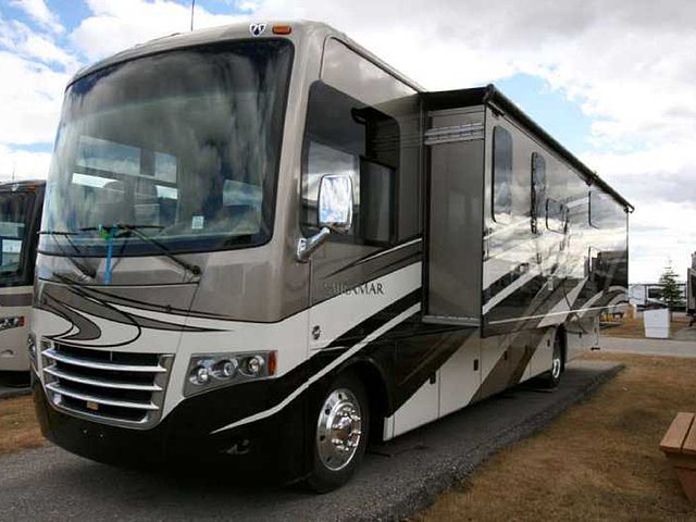 2015 Thor Motor Coach Miramar Photo