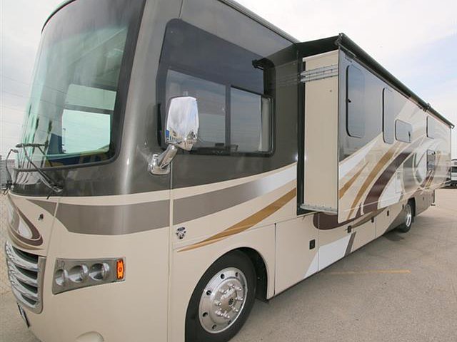 2015 Thor Motor Coach Miramar Photo