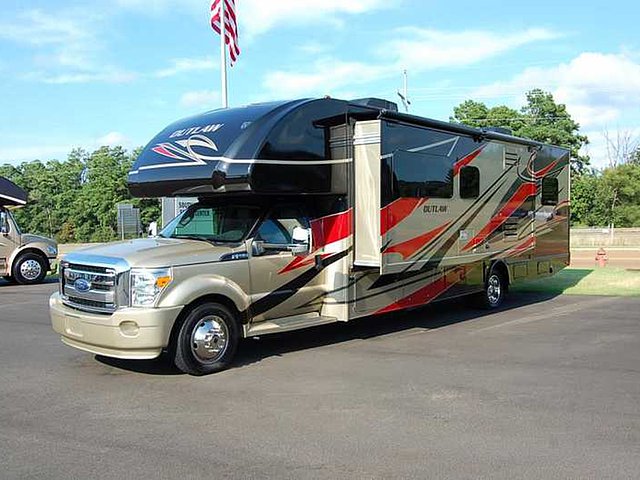 15 Thor Motor Coach Outlaw