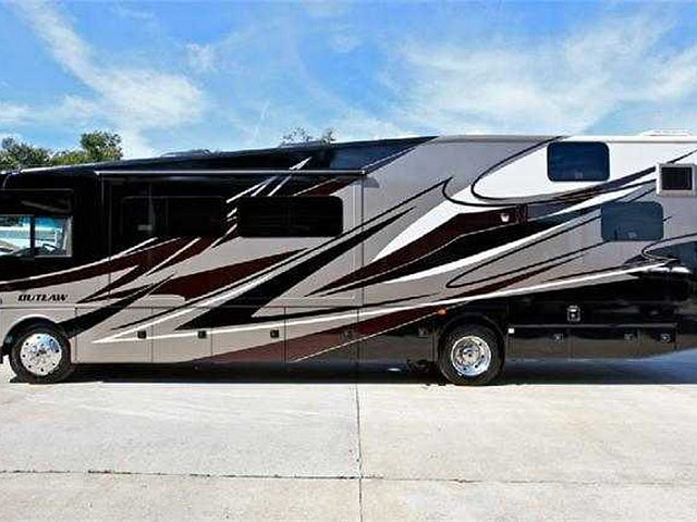 2015 Thor Motor Coach Outlaw Photo