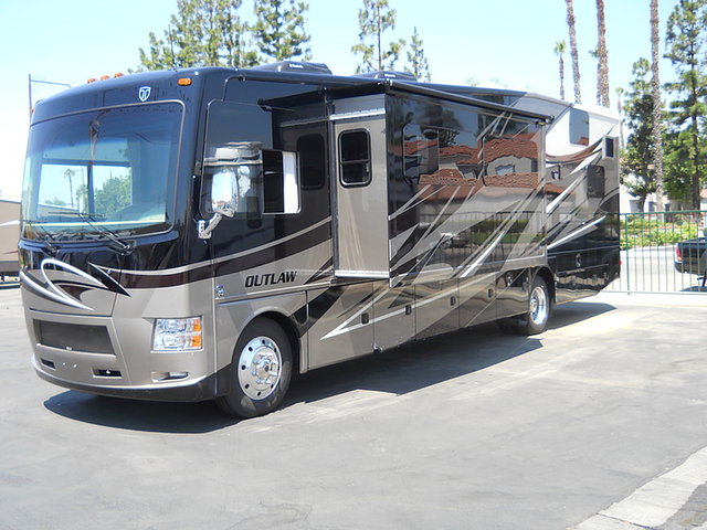 2015 Thor Motor Coach Outlaw Photo