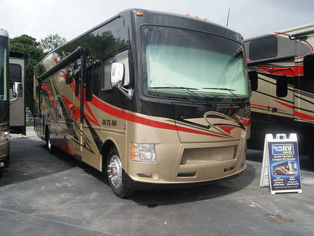 2015 Thor Motor Coach Outlaw Photo