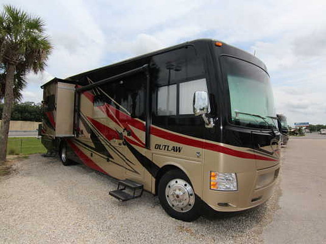 2015 Thor Motor Coach Outlaw Photo