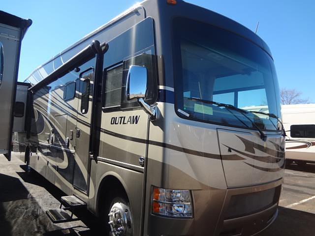 2015 Thor Motor Coach Outlaw Photo