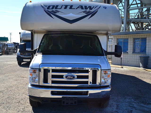 2015 Thor Motor Coach Outlaw Photo