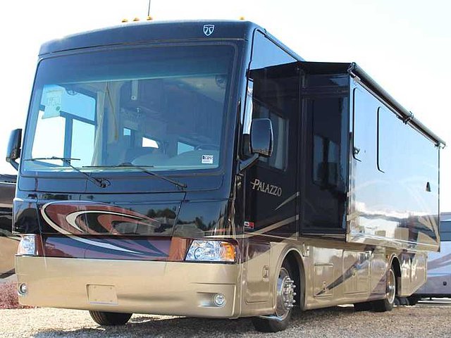 15 Thor Motor Coach Palazzo