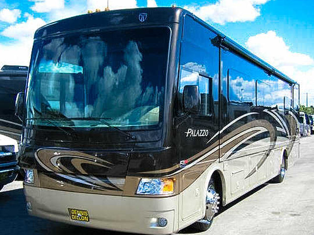 2015 Thor Motor Coach Palazzo Photo