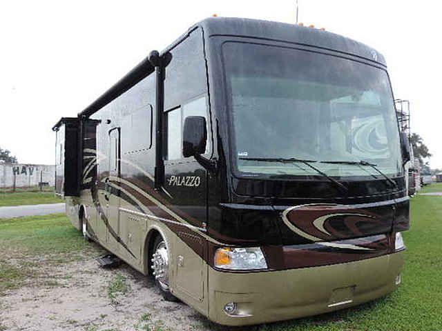 2015 Thor Motor Coach Palazzo Photo