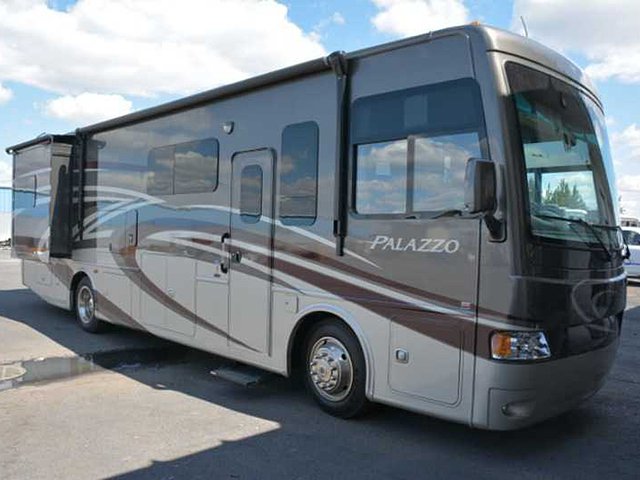 2015 Thor Motor Coach Palazzo Photo