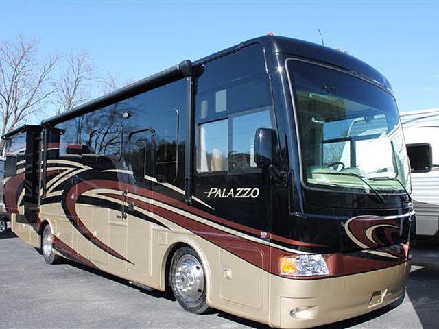 2015 Thor Motor Coach Palazzo Photo