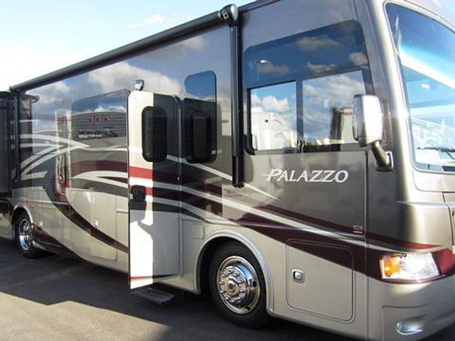 2015 Thor Motor Coach Palazzo Photo