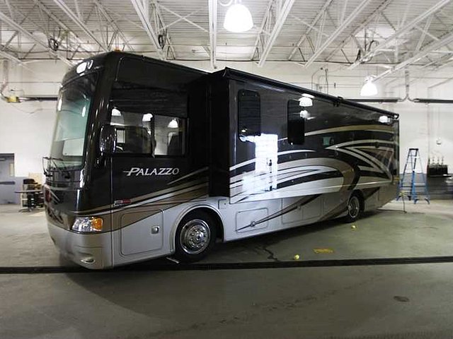 2015 Thor Motor Coach Palazzo Photo