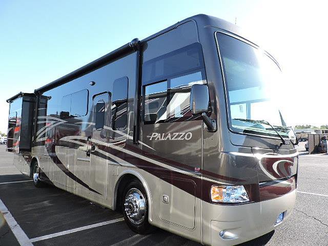 2015 Thor Motor Coach Palazzo Photo