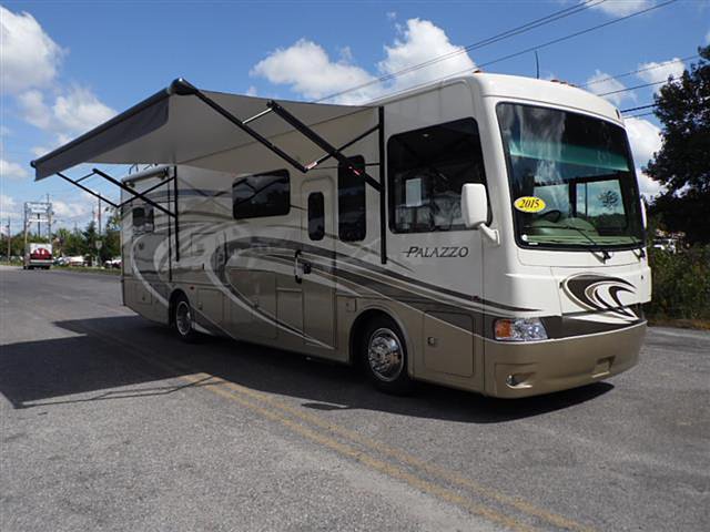 2015 Thor Motor Coach Palazzo Photo