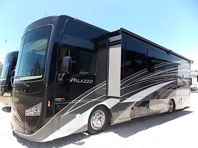 2016 Thor Motor Coach Palazzo Photo