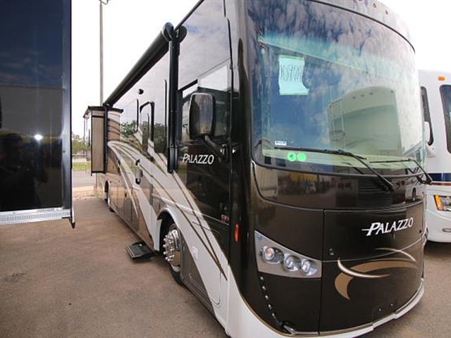 2016 Thor Motor Coach Palazzo Photo
