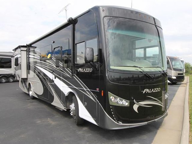 16 Thor Motor Coach Palazzo