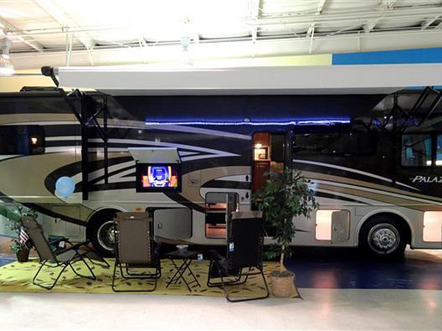 15 Thor Motor Coach Palazzo