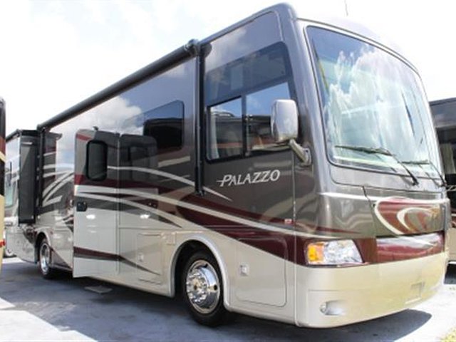 2015 Thor Motor Coach Palazzo Photo