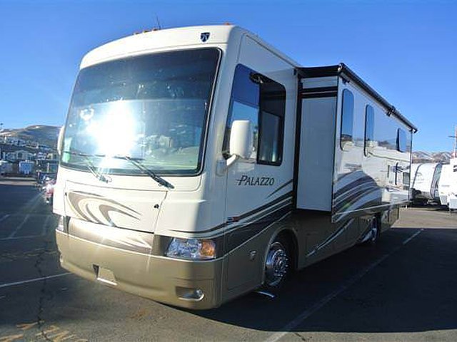 2015 Thor Motor Coach Palazzo Photo