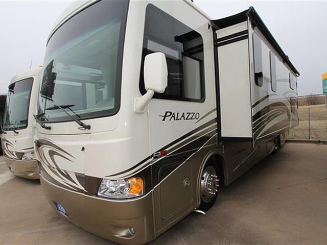 2015 Thor Motor Coach Palazzo Photo